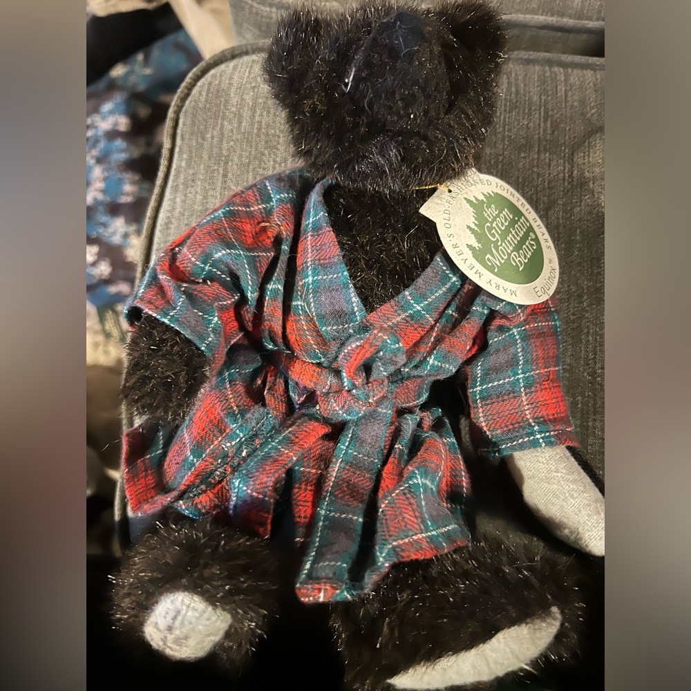 MARY MEYER’S Green Mountain Bears “equinox” Jointed Bear signed by designer